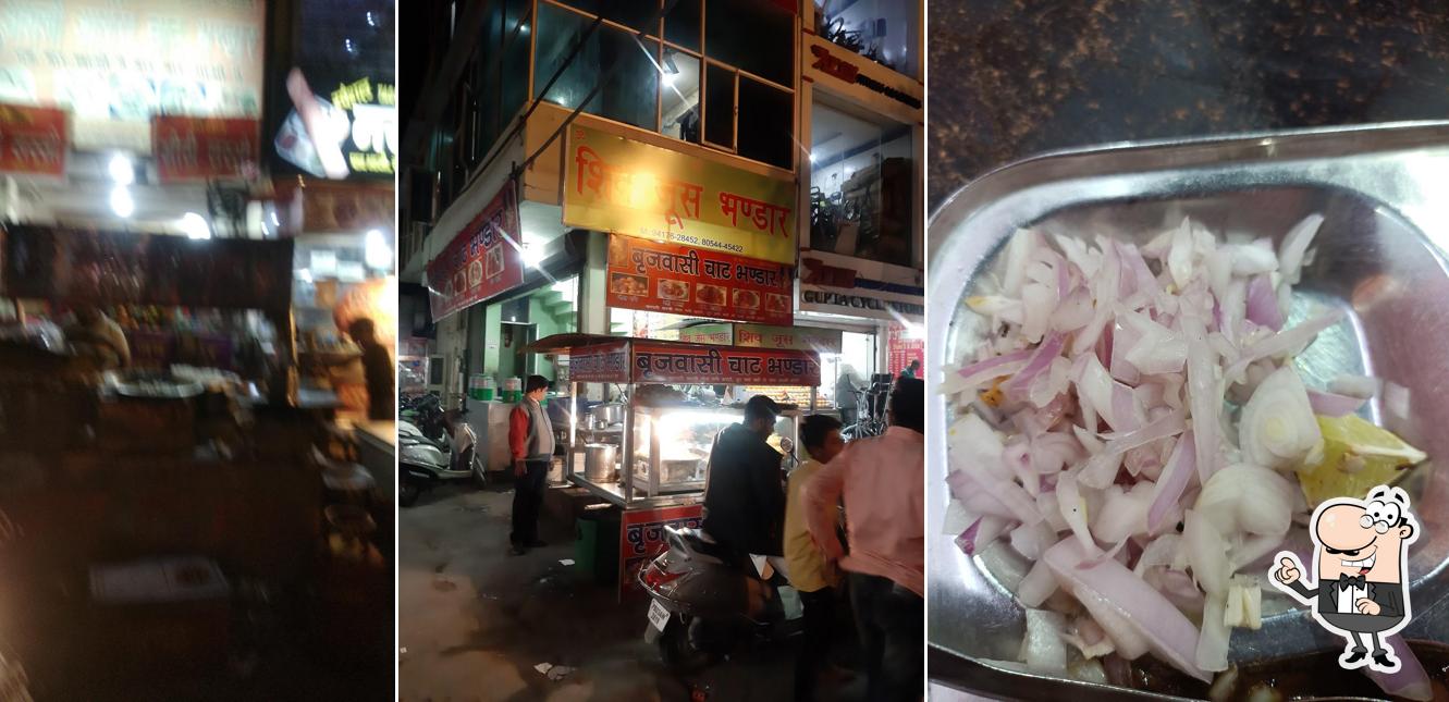 The exterior of Agra Chat Bhandhar ਆਗਰਾ ਚਾਟ ਭੰਡਾਰ