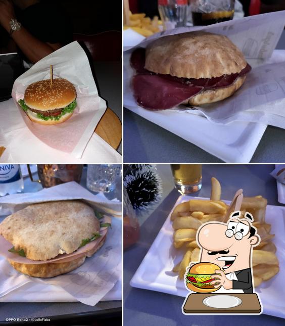 Ordina un hamburger a Corner Pub