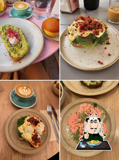 Crostino all'avocado al NOWHERE - CAFE