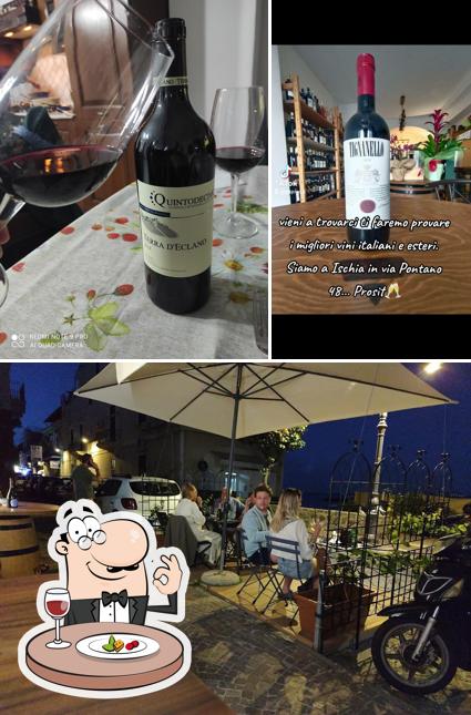 Dai un’occhiata alla foto che mostra la cibo e esterno di Yuprosit Enoteca