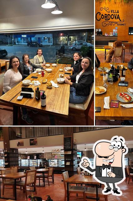 Sente em uma das mesas no Villa Córdova