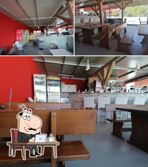 Siediti a un tavolo di Bistro Fontana