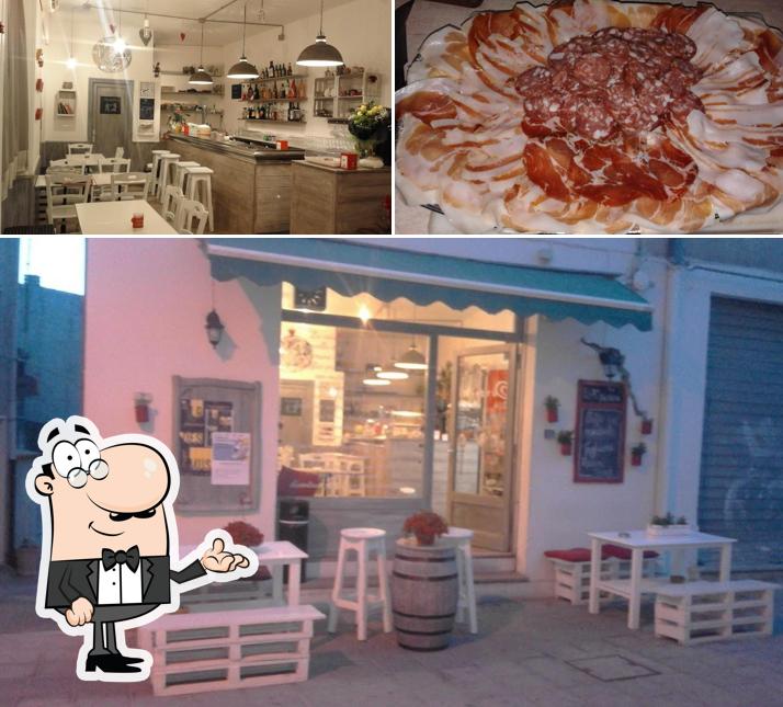 La immagine di interni e la carne da Bar Caffè Snack "SU NISTRU"