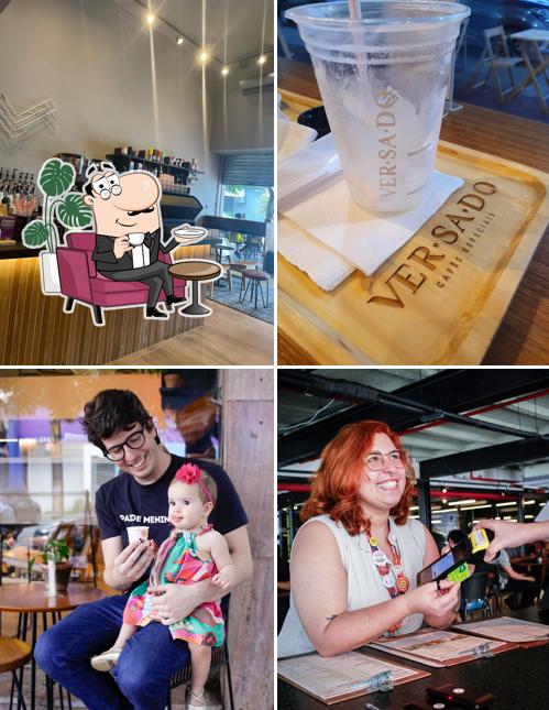 Sente em uma das mesas no Versado Café - Graças