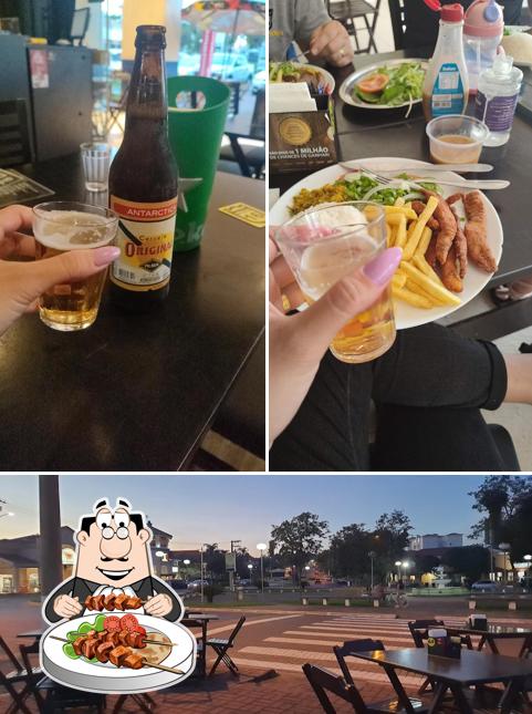 A comida e exterior do restaurante