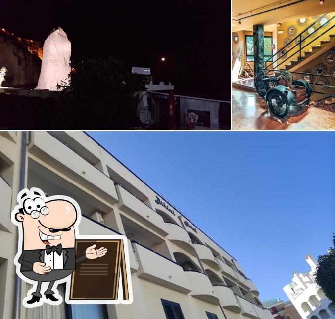 Curiosa tra gli esterni di Bikini Hotel