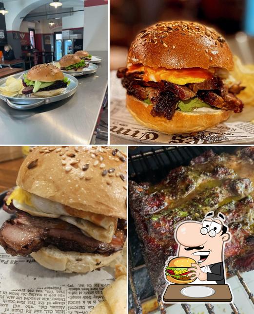 Ordina un hamburger a Uolli's BBQ factory Chiavari