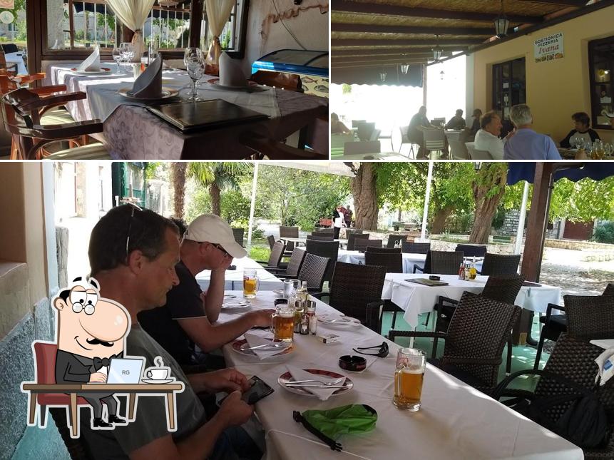 Dai un'occhiata agli interni di Restoran "Ivana"