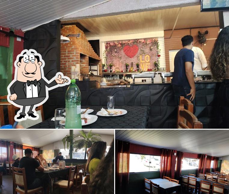 Sente em uma das mesas no Pizzaria Salsa Fresca