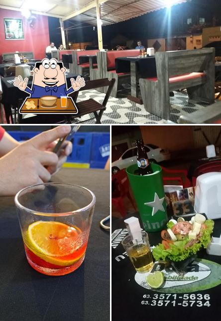 Entre diferentes coisas, comida e interior podem ser encontrados no Bar do Seu Raimundo