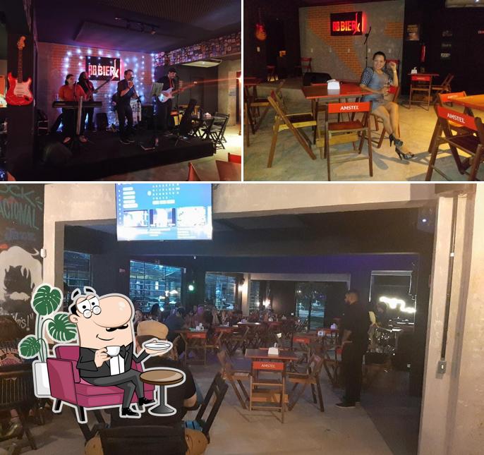 Sente em uma das mesas no 88 Bier Pub - Aldeota