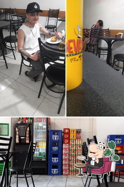 Sente em uma das mesas no Zanatta Lanches