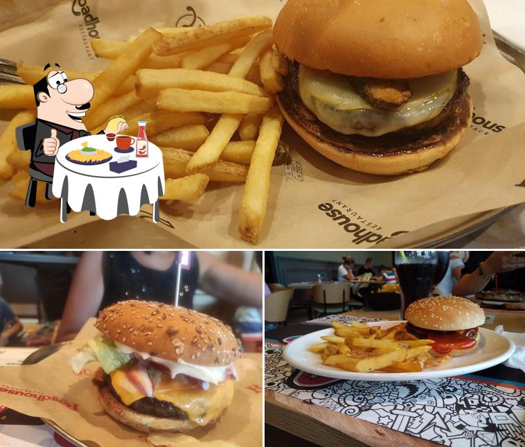 Gustati uno dei tipi di hamburger serviti a Roadhouse Restaurant Bari