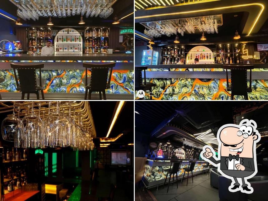 The interior of Shor Lounge