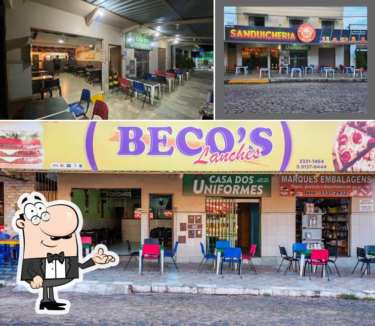 Sente em uma das mesas no Becos Lanches Pirenópolis