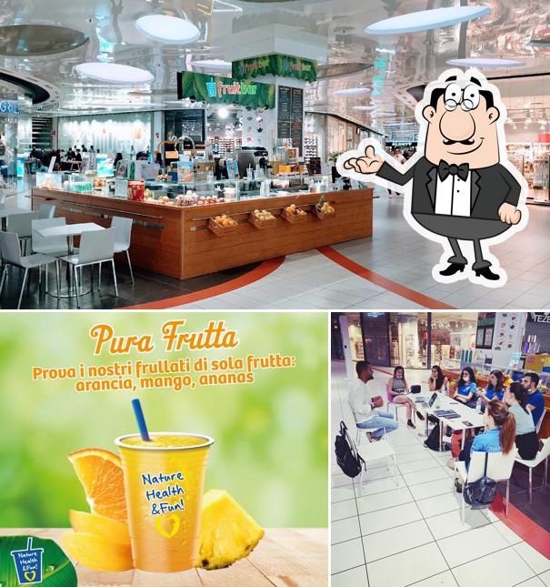 Guarda la foto che presenta la interni e cibo di Fruit Bar La Cartiera - Pompei