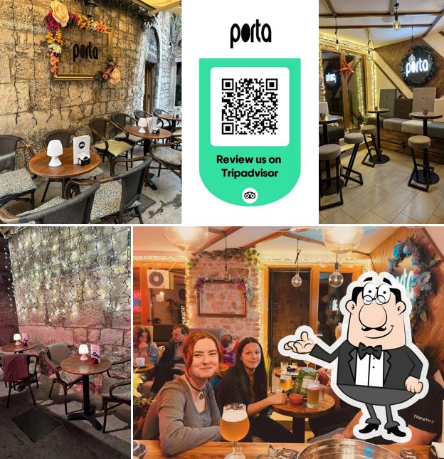 Installez-vous à l'une des tables de Cafe Bar Porta