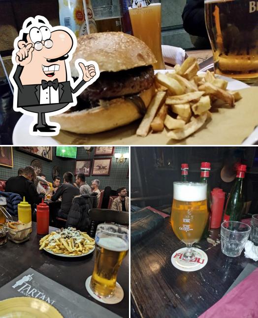 Guarda la foto che mostra la interni e cibo di Tartan Scottish Pub