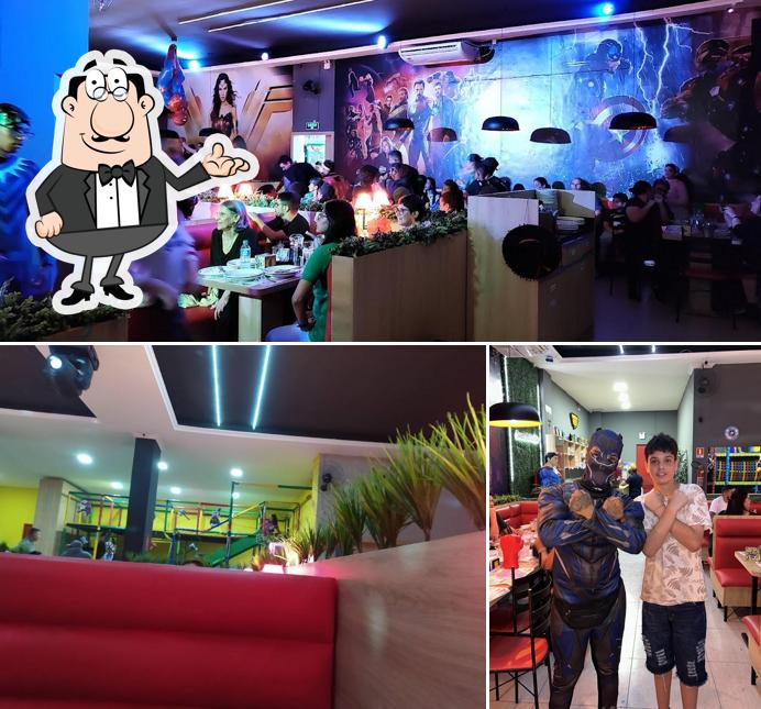 Sente em uma das mesas no Guardiões Da Pizza