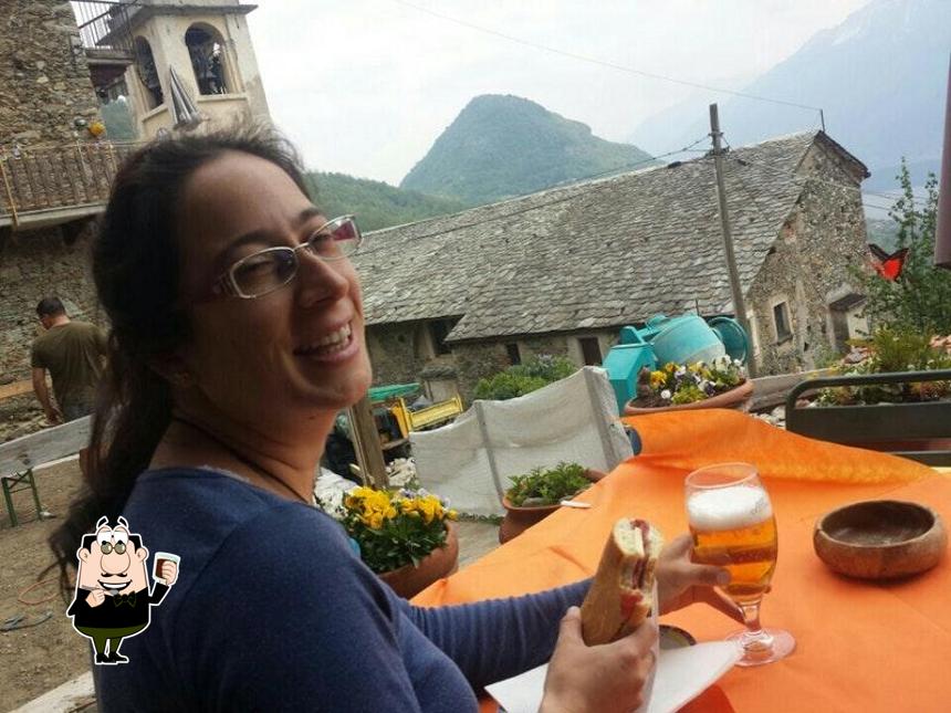 Goditi qualcosa da bere a Trattoria La Madonnina
