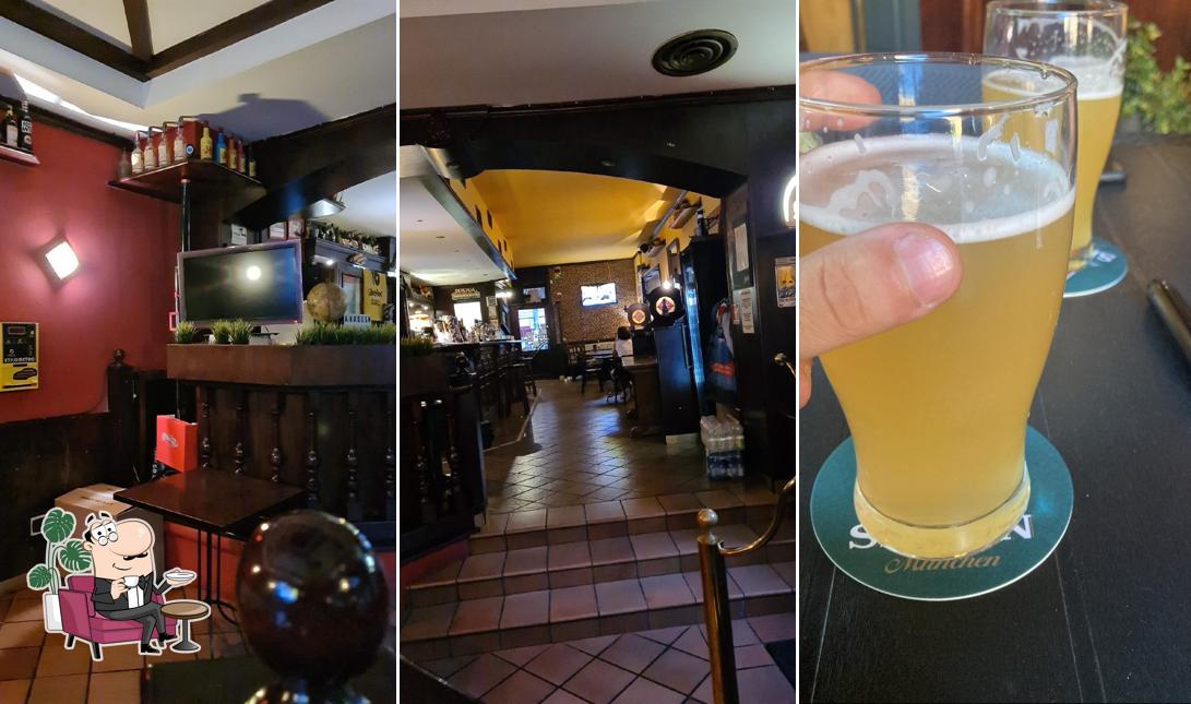 Siediti a un tavolo di Andrew's Pub