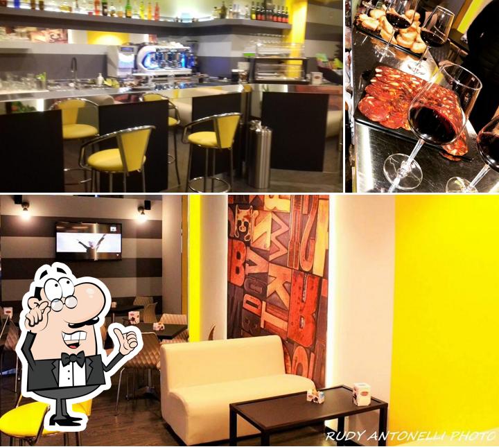 Questa è la immagine che mostra la interni e vino di Bar Cafè Noir _da Carlo_