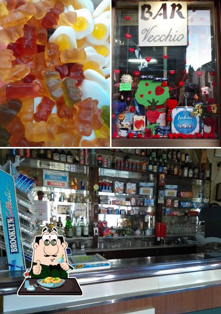 Tra le varie cose da Bar Vecchio si possono trovare la cibo e bancone da bar
