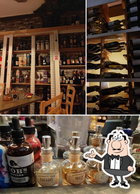 Siediti a un tavolo di Coffee and Good Spirits