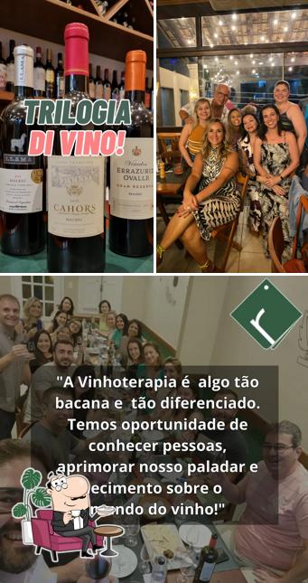 Sente em uma das mesas no Reservado - Restaurante & Adega