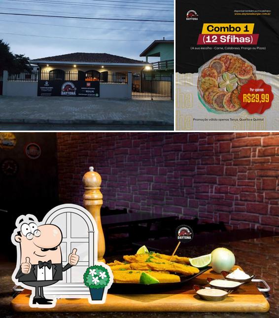 Confira a foto ilustrando exterior e comida no Daytona Burger & Beer