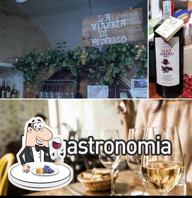 Degusta un bicchiere di vino alla fine di una stressante giornata lavorativa