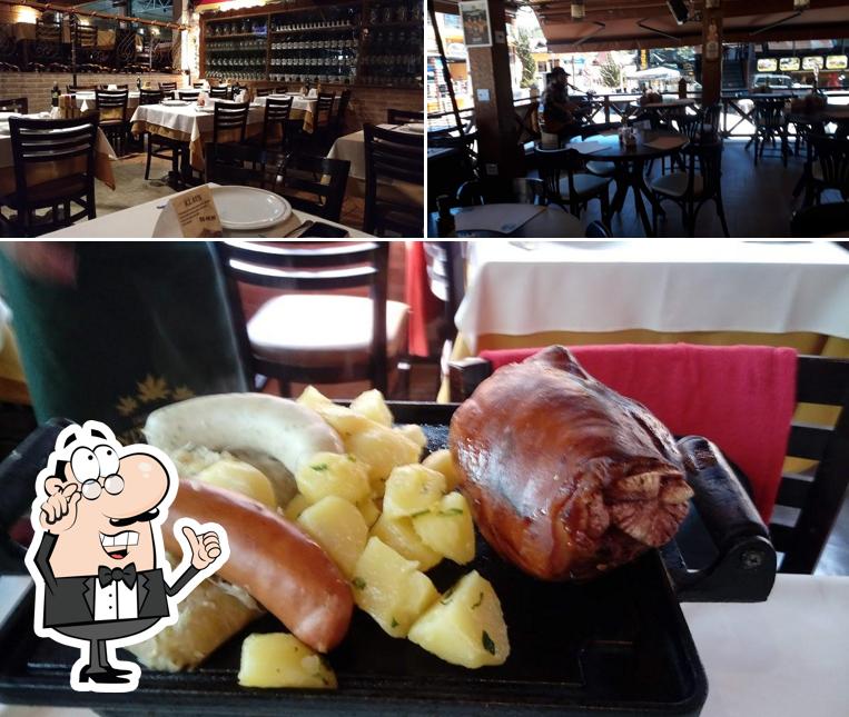 Sente em uma das mesas no Fritz Cervejaria Artesanal