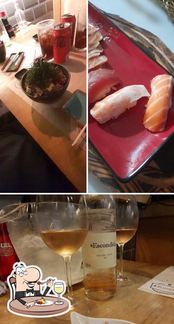 A imagem da comida e álcool a Yujin Temakeria