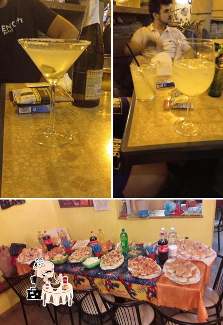 Dai un’occhiata alla foto che mostra la cibo e interni di Bar Caffè Vittoria