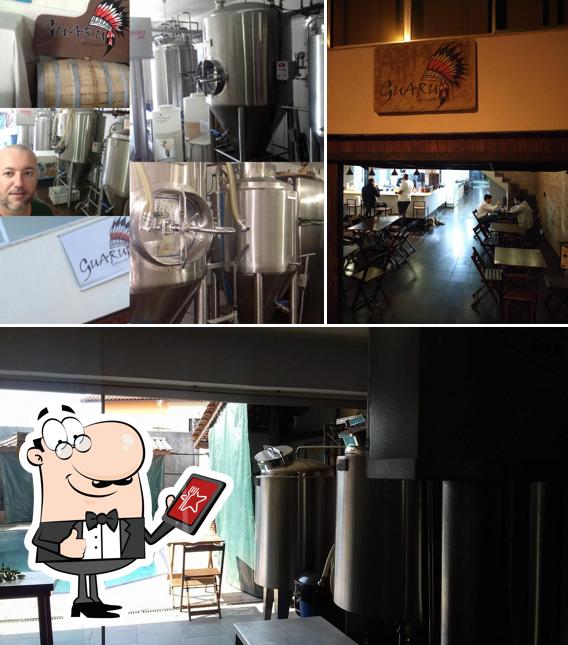 O Cervejaria Guaru - Cerveja Artesanal de Guarulhos se destaca pelo exterior e interior