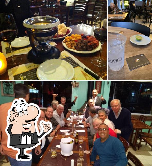 Sente em uma das mesas no Trópico Maryland - Food-Beer-Coffe