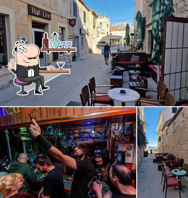 Dai un'occhiata agli interni di Red Lion Pub