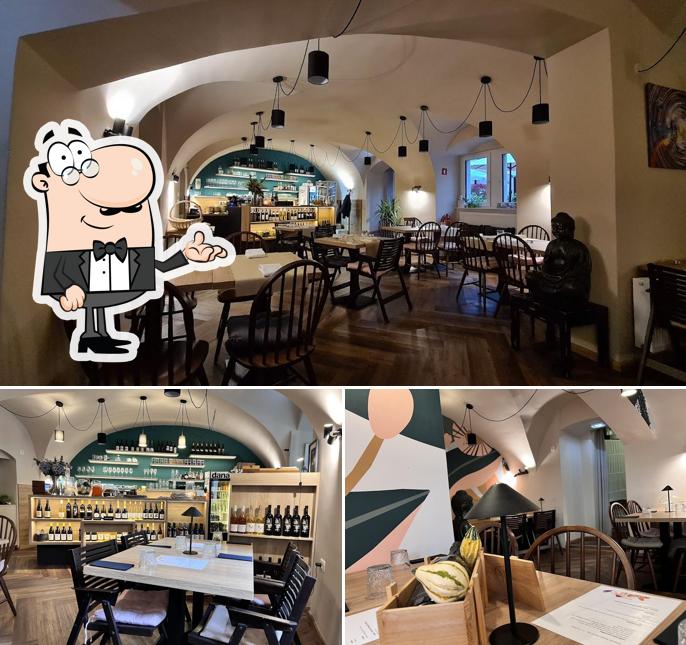 Dai un'occhiata agli interni di Gaudi&Naan
