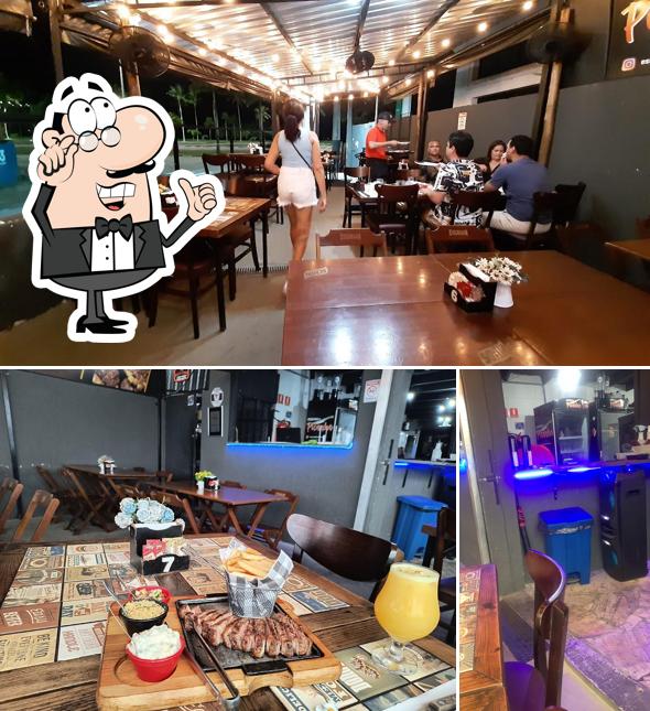Sente em uma das mesas no Esquina da Picanha Steak House