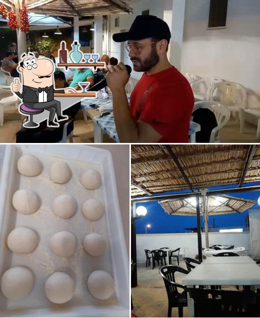 Dai un’occhiata alla immagine che presenta la interni e cibo di Pizzeria "Onda onda blu "sala all'aperto parcheggio libero