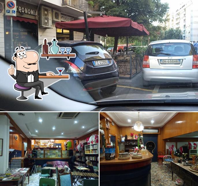 La foto di interni e esterno da Caffè Letterario