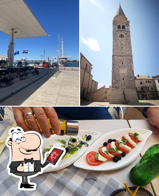 Pizzeria Buoni Amici In Piazza Umag si caratterizza per la esterno e cibo