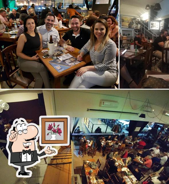 Sente em uma das mesas no Bar Da Casa