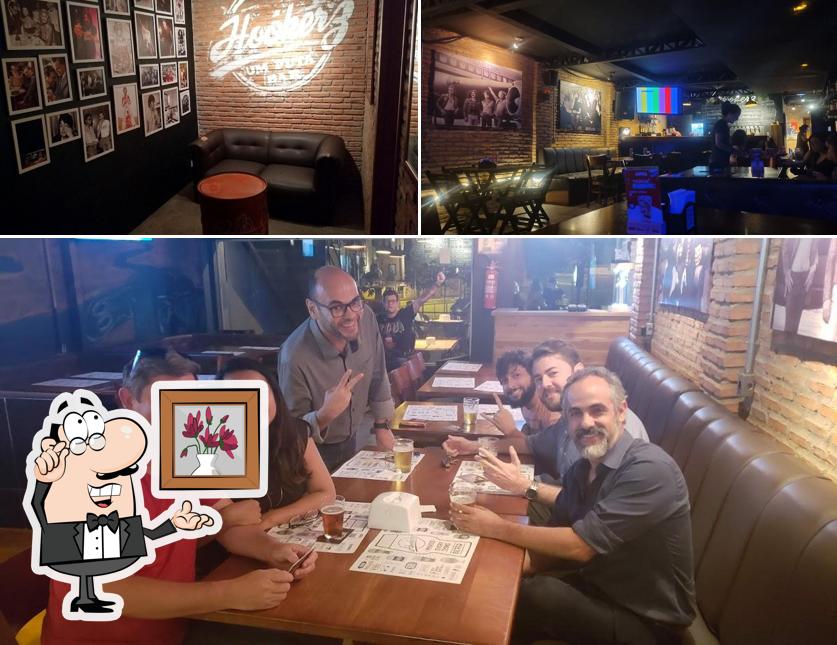 Sente em uma das mesas no Hookerz Beer Club