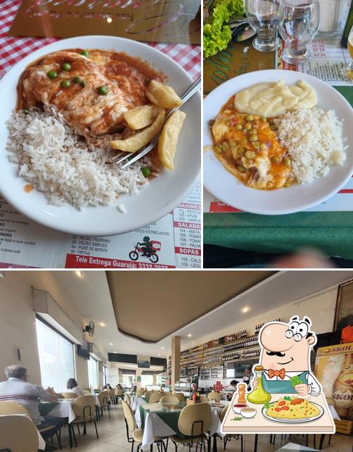 A comida e interior do restaurante