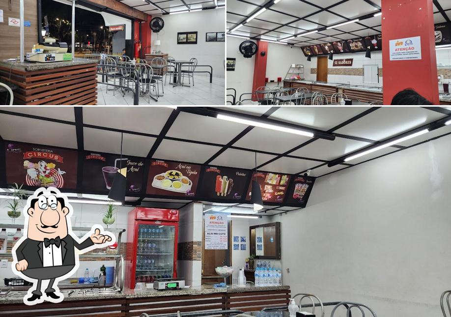 Sente em uma das mesas no Capittani Sorveteria