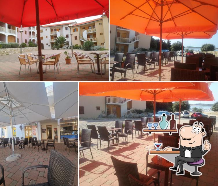 Siediti a un tavolo di Ciciban Caffe Bar