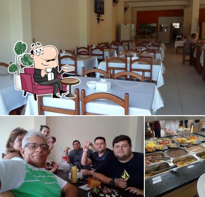 Sente em uma das mesas no Costelaria Gaúcha