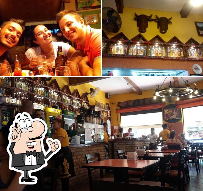 Sente em uma das mesas no Barnabé Restaurante & Cachaçaria