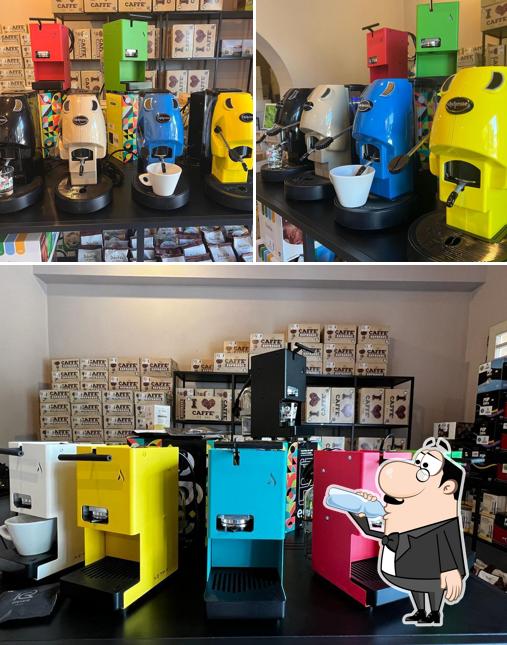 Questa è la foto che mostra la bevanda e interni di C.r. Caffè